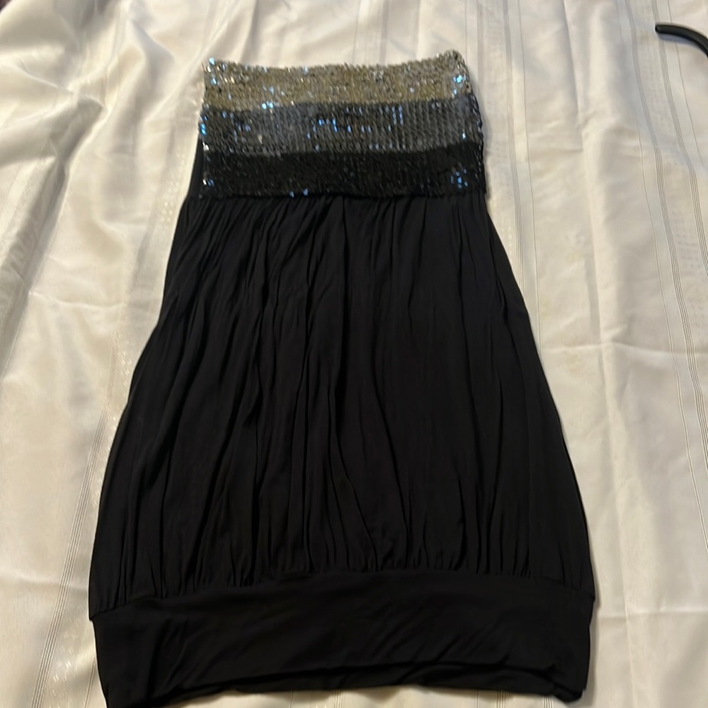Fresh atmosphere Black and sequin strapless blouse.
